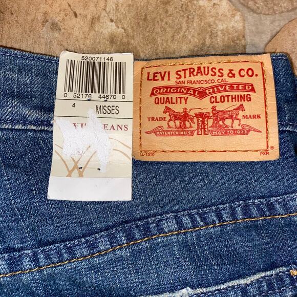 NWT Y2k Vintage Levi's Cropped Mom Jeans, Medium Blue Denim Wash, Size 26 - Picture 6 of 10